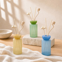Bouteilles de diffuseur à roseaux colorées de 200 ml à marque privée avec bâtonnets décoratifs floraux pour parfum d'ambiance et décoration intérieure