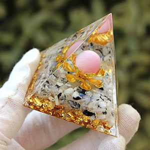 Pyramide en résine époxy cristalline, décoration artisanale pour la maison, ornement en pierre de lune œil de chat rose - Product Image 2