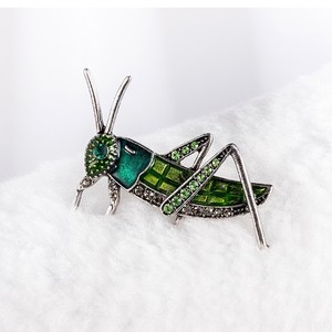 เข็มกลัดรูปแมลงแฟชั่น แมลงวันพิราบสุดอินเทรนด์ ประดับกลิตเตอร์ สำหรับสาวๆ เครื่องประดับเก๋ไก๋ เท่ห์ โดดเด่น สำหรับผู้หญิง สาวๆ และสุภาพสตรี - Product Image 2