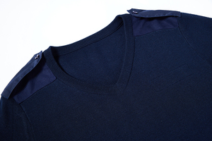 Pull en maille bleu roi à col en V pour homme, style décontracté chic avec épaulettes, manches longues - Product Image 2