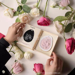 แผ่นหอมอโรม่ารูปวงรีกลิ่นกุหลาบ ยี่ห้อ Emma Molly ชิ้นเดียว ใช้ปรับอากาศ ของขวัญแต่งงาน - Product Image 1