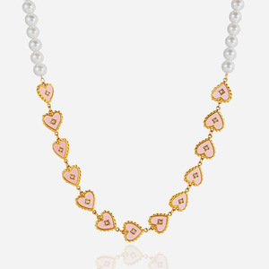 Collar de Perlas en Forma de Corazón con Corazones de Esmalte Rosa Chapados en Oro para Uso Diario - Product Image 1