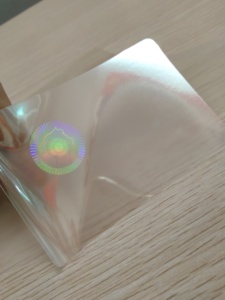 Autocollant de stratification d'<span class=keywords><strong>hologramme</strong></span> de carte de superposition transparente de sceau de garantie 3D <span class=keywords><strong>pour</strong></span> des téléphones portables <span class=keywords><strong>pour</strong></span> l'électronique grand public - Product Image 2