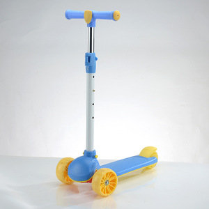 Scooter de tres ruedas para niños de 2 a 4 años, azul y amarillo, de plástico, con manillar ajustable - Product Image 1