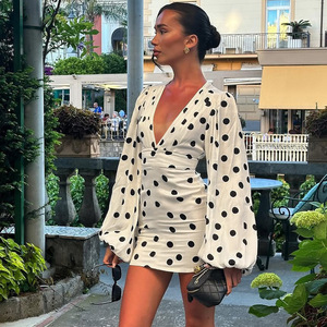 Abito da donna primaverile 2026 alla moda con stampa <span class=keywords><strong>a</strong></span> pois, scollo <span class=keywords><strong>a</strong></span> V profondo, vestibilità slim, maniche <span class=keywords><strong>a</strong></span> <span class=keywords><strong>campana</strong></span>, modello avvolgente, <span class=keywords><strong>gonna</strong></span> corta - 3535 - Product Image 2