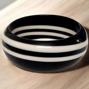 Caja de Joyería de Resina con Forma de Corazón, Diseño Artístico Glaseado a la Moda con Rayas Blancas y Negras - Product Image 1