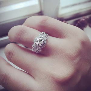 Anello Elegante di Lusso a Forma Rotonda, Accessorio di Moda per Donne, Ideale per Serate, Balli e Uso Quotidiano - Product Image 3