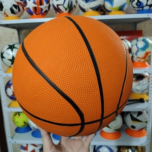 Balón de baloncesto profesional de caucho PU con logo personalizado, tamaño 7, para entrenamiento deportivo en interiores y exteriores. - Product Image 4