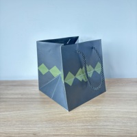 Bolsa de Regalo de Papel Impresa Personalizada de Lujo 2026 con Asas de Cuerda Trenzada para Empaque de Chocolate de Alta Gama y Marca Premium