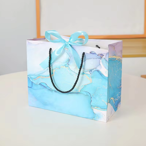 Sac en papier cadeau bleu marbré avec poignée en satin et logo personnalisé pour mariage, anniversaire, cosmétiques, fêtes - Product Image 3