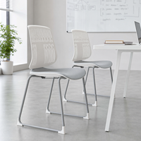 Chaise de bureau d'entraînement empilable en plastique avec cadre à patins ventilé, accoudoirs fixes, respirante, pivotante et réglable en hauteur pour le bureau à domicile