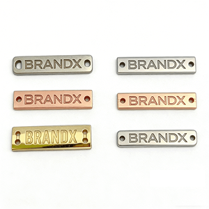 โลโก้ดีไซเนอร์แบบกำหนดเองได้ ป้ายโลหะชุบเคลือบหลายรูปทรงสี่เหลี่ยมผืนผ้า สำหรับเสื้อผ้า รองเท้า กระเป๋าเสื้อผ้า อาบายะ ซักได้ - Product Image 1