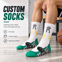 Chaussettes de sport personnalisées blanches et vertes, motif tricoté sur le thème du basketball, logo personnalisé, couleurs personnalisées et design signature unique