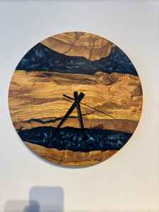 Horloge murale en résine moderne avec accents en bois, conçue pour rehausser la décoration du salon tout en offrant une précision et un style - Product Image 2