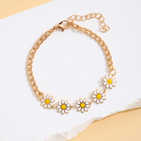 Lot de 4 Bracelets en Alliage Doré avec Breloque Fleur Marguerite, Chaîne Curb et Bracelet Perlé Extensible – Ensemble de Bijoux Cadeau pour Femme, Idéal Soirée