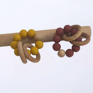 Anneau de dentition circulaire en bois et silicone écologique pour bébé, idéal pour les fêtes et les cadeaux. - Product Image 2