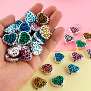 Perles en plastique multicolores à imprimé léopard en forme de cœur de haute qualité personnalisables 20*23mm pour stylos, bracelets, bijoux DIY - Product Image 3