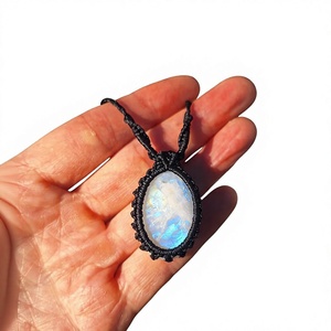 Collier pendentif macramé en pierre de lune fait main, éclat bleu, vente en gros - Product Image 1