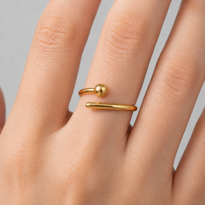 Anillo Abierto Ajustable con Esfera y Barra, Acero Inoxidable, Chapado al Vacío en Oro de 14K, Joyería Escultural - Product Image 5