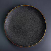 Assiettes en porcelaine noire de luxe, écologiques, de qualité alimentaire, personnalisées en gros, avec des côtés dorés mats