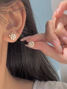 Boucles d'oreilles clous unisexes UM Jewelry en argent 925 plaqué or 18 carats avec perles d'eau douce et zircon blanc, idéales pour mariage, anniversaire, fête - Product Image 4