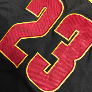 Großhandel Bedruckte Übergrößen James Same Mesh Schnelltrocknende Basketball-Trikots Sommer Schweißableitend Feuchtigkeitsregulierend Herren-Set - Product Image 6