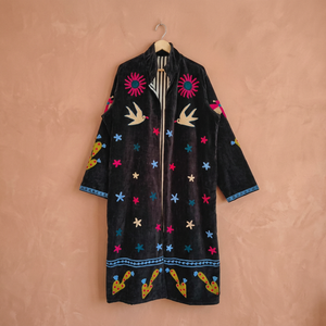 Vente en gros de manteaux longs en velours noir faits à la main avec des motifs sacrés, de l'amour, de oiseaux, du soleil, de cactus et d'étoiles - Product Image 1