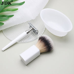 Pinceau de rasage <span class=keywords><strong>blanc</strong></span> écologique portable avec brosse de nettoyage de <span class=keywords><strong>barbe</strong></span> du fabricant de poignée acrylique - Product Image 3