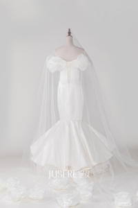 Véritable <span class=keywords><strong>robe</strong></span> de mariée décontractée de plage de trompette de longueur <span class=keywords><strong>midi</strong></span> de fleur d'épaule avec le <span class=keywords><strong>voile</strong></span> libre de rosette - Product Image 4