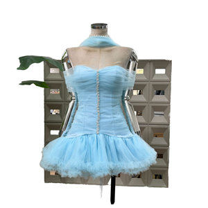 Robe mini moulante en satin respirant pour femme, col en V, taille empire, détails raffinés, fabrication traditionnelle, collection hiver premium - Product Image 1