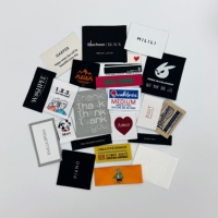 Étiquettes personnalisées pour vêtements : Étiquettes de marque, étiquettes principales, étiquettes de vêtement, logo personnalisé cousu pour chemises, jeans et autres vêtements.