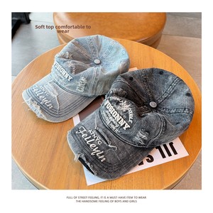 Casquette de baseball en jean déchiré et délavé avec logo personnalisé, style streetwear, pour hommes et femmes, tendance et polyvalente, type Dad Hat - Product Image 3