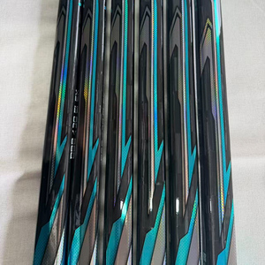 Bâton de hockey sur glace en fibre de carbone de qualité supérieure, léger et durable, JR INT SR, design personnalisé, fabrication en usine pour les achats en gros par les équipes - Product Image 4