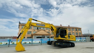 Good <b>Sale</b> Komatsu PC220-<b>8</b> Excavator Japan Imported Second Hand with Low Working Hours Used Digging Machinery - Product Image 2
