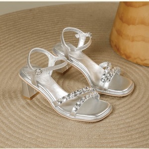 <span class=keywords><strong>Sandalias</strong></span> de tacón cuadrado para mujer, con correa ajustable en el tobillo, color beige y plateado, para verano, uso diario, fiestas y ocasiones casuales. - Product Image 1