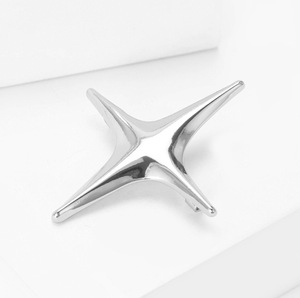 Nuevo Broche Cruzado Estrella Lisa Minimalista, Pin de Estrella de Cuatro Puntas, Accesorio de Ropa para Mujer - Product Image 4