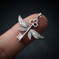 Pendentif Breloque Clé Magique et Ailes Vintage en Acier Inoxydable en Gros, Accessoire Fantaisie Minimaliste Alternatif
