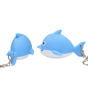子供のギフト漫画小さなイルカLEDキーチェーン<span class=keywords><strong>PVC</strong></span>プラスチック光と効果音ラブリーシーアニマルキーリングキッズギフト - Product Image 1