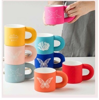 Tasse à café et thé en céramique rose avec revêtement en silicone doux au toucher personnalisée, tasse à café en céramique avec gravure laser du logo