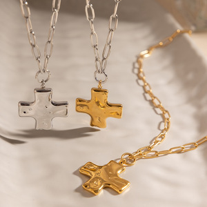 Collar con Colgante de Cruz Minimalista, Cadena Chapada en Oro, Unisex, para Uso Diario - Product Image 1