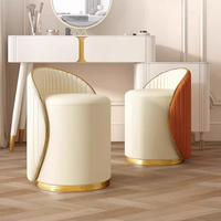 Tabouret de vanité de luxe à rayures verticales et dossier incurvé avec base en métal doré, tabouret de maquillage rotatif rembourré en cuir microfibre