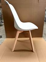 Chaises de salle à manger en plastique Tulip avec pieds en bois massif de hêtre, style nordique, pour salon, hôtel, restaurant, café - Vente en gros usine