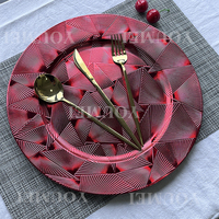 Assiettes personnalisées de 13 pouces élégantes pour banquet de fête en plastique rouge géométrique en triangle rouge pour table de mariage pour le dîner