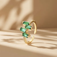 Bague ajustable pour femme en laiton plaqué or 18 carats, design géométrique minimaliste élégant avec zircon vert, idéale au quotidien