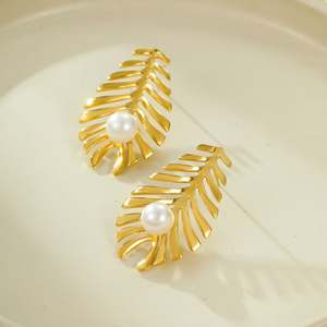 Boucles d'oreilles polyvalentes en acier inoxydable de style européen et américain avec pampilles incrustées de feuilles et de perles en plaqué or 18 carats - Product Image 4