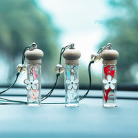 Vente en gros de beaux accessoires pour voiture, diffuseur de parfum en bouteille en verre d'aromathérapie avec huile essentielle et couvercle en bois