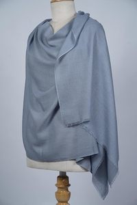 Étole en cachemire et laine fine teinte à la main, unie, pour femme – Douce, légère, élégante et luxueuse, idéale pour les tenues décontractées et formelles - Product Image 4