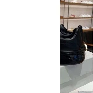 Vente en gros de baskets à semelle épaisse avec coussin d'air entièrement noires, chaussures plateforme en cuir avec logo personnalisé pour hommes et femmes - Product Image 3
