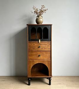 Mueble de Almacenamiento para Sala de Estar, Diseño Moderno de Mediados de Siglo, Gabinete Alto de Madera Sólida con 2 Cajones y Estante Arqueado - Product Image 1