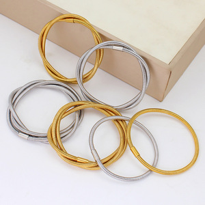 เครื่องประดับแฟชั่น สร้อยข้อมือสแตนเลสชุบทอง 18K แบบใหม่ หลายชั้น พันเกลียว - Product Image 3